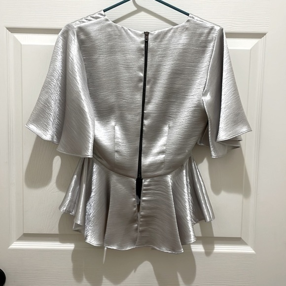 RO & DE Silky Metallic Cut Out Top - Picture 4 of 7